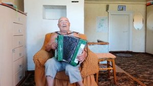 БОБИ БОБА! И ТАКИЕ ПЕСНИ ПОЁТ ВАСЯ ПОПОВ, ГАРМОНИСТ САМОУЧКА, В НОТАХ НИ БУМ БУМ! АРХИВ КИНО ВАСЯ