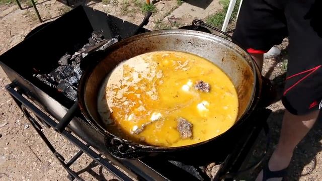 Кролик в сметане. Готовим в казане на костре.