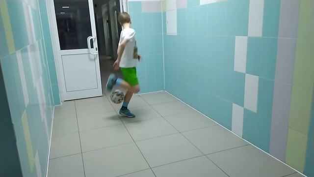 ФУТБОЛЬНЫЙ ФРИСТАЙЛ В ШКОЛЕ / Ведерников Рома