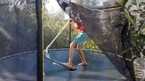 Прыжки на батутном самокате!