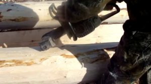 Обработка бревна рубанком для сруба