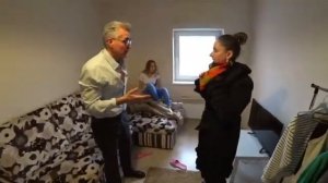 Папа напал на молодую няню. Пытался её взять силой, резонанс в семье. Выгнал сына из комнаты. short