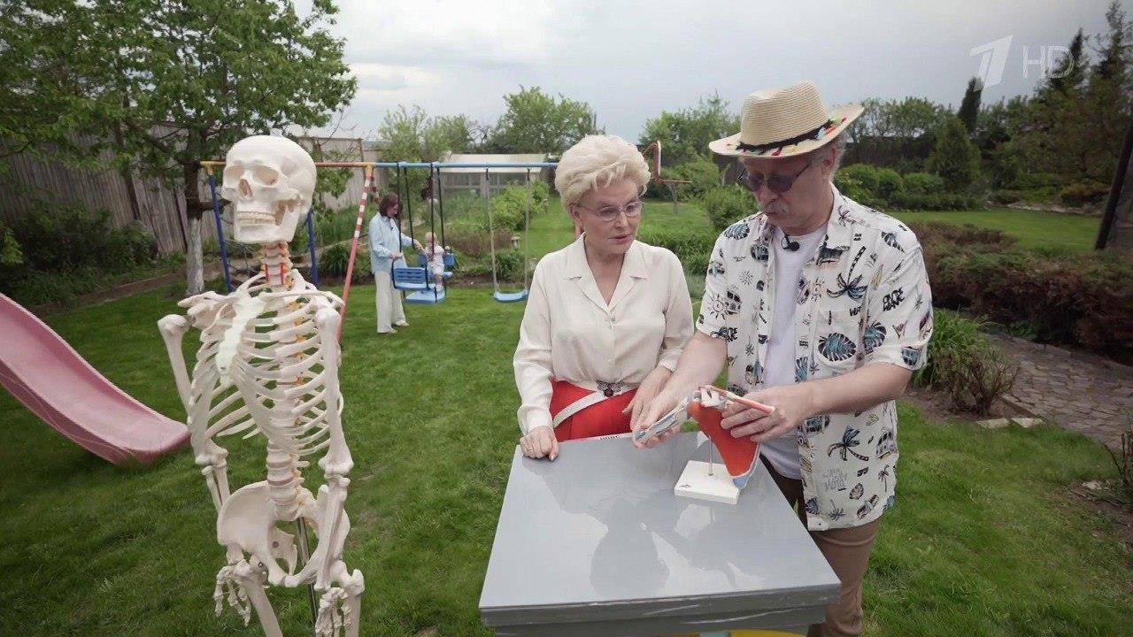 Врачи объяснили, почему опасно поднимать детей за руки