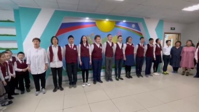 В Томторской средней школе понедельник начинается с исполнения Гимна России смотреть онлайн