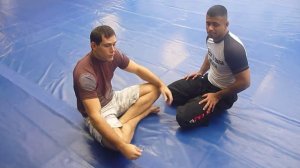 Roger Gracie teaches No-Gi BJJ submission (English/Português)