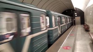 Метропоезд Номерной прибывает на станцию метро Петровско-Разумовская.
