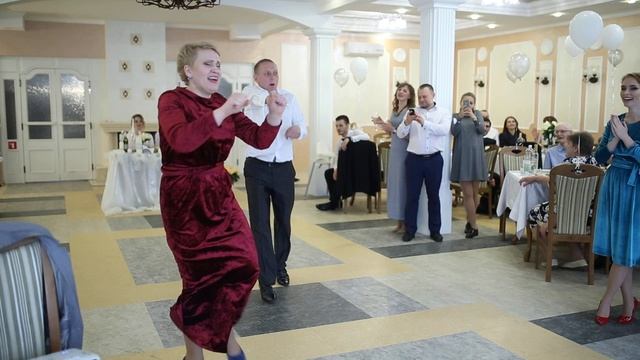 МАМА НЕВЕСТЫ ОТЖИГАЕТ.Смешные моменты на свадьбе смотреть онлайн