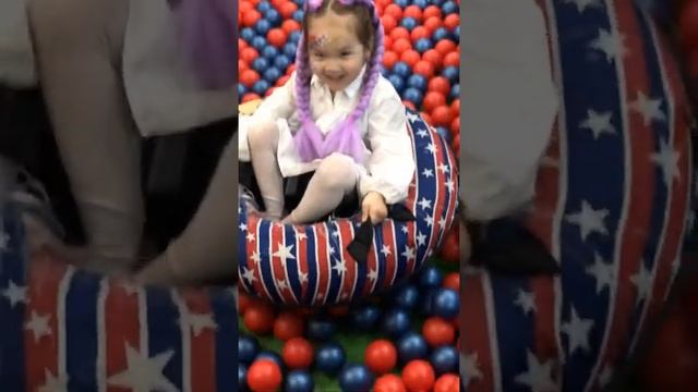 Детская площадка/детский центр/катание не баллонах/ катание на бубликах/горка