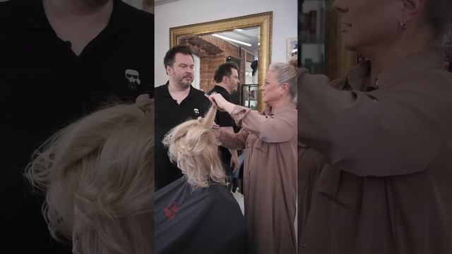 Самый быстрый в мире парикмахер показывает как делать быстрые вечерние прически! смотреть онлайн