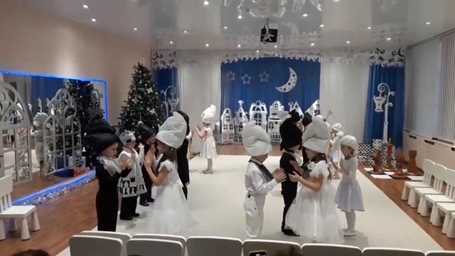Вход на новогодний праздник, танец "Опа-опа, чики-чики" смотреть онлайн