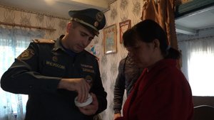 В Северском районе многодетным семьям бесплатно устанавливают пожарные датчики.mp4