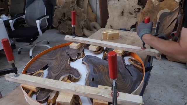 희귀한 특수목으로 둥근 테이블 만드는 과정. 한국의 레진테이블 제작 과정 / Amazing Korean resin table making process смотреть онлайн