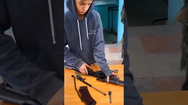 Видеоурок ч.1 от блоггера Рота, Подъём! Турникмэна. Неполная разборка автомата Калашникова. смотреть онлайн