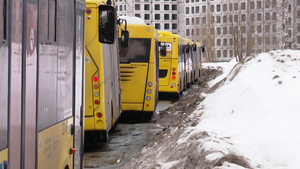 Конечная остановка нескольких маршрутов в Заволжском районе Ярославля превращается в свалку мусора