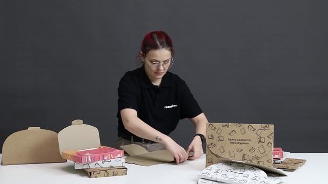 Распаковка яркой упаковки из гофрокартона в формате конверта для книжной продукции