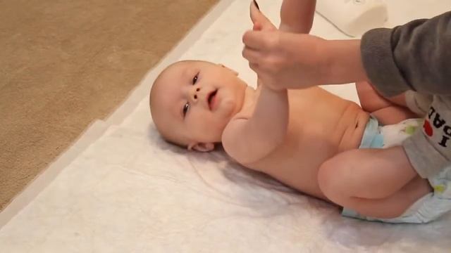 Массаж и упражнения для малышей с лосьоном chicco . смотреть онлайн