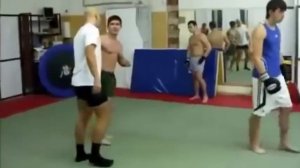 Тайский боксер против качка