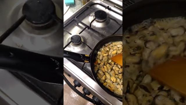 Жареные мидии с помидором в сливочном соусе без раковины. смотреть онлайн