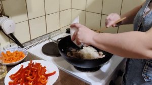 Тушеная картошка в казане с мясом и овощами.