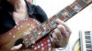 В лесу родилась ёлочка с закрытыми глазами   на  гитаре на одной струне