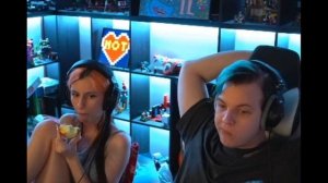 ПЯТЁРКА СМОТРИТ ПЕРВЫЙ СЕЗОН АТАКИ ТИТАНОВ , Эрен Титан? [9 СЕРИЯ][1 СЕЗОН]