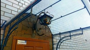 Кованый фонарь над входной дверью на улице фото видео