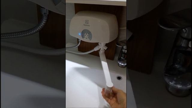 Проточный водонагреватель 