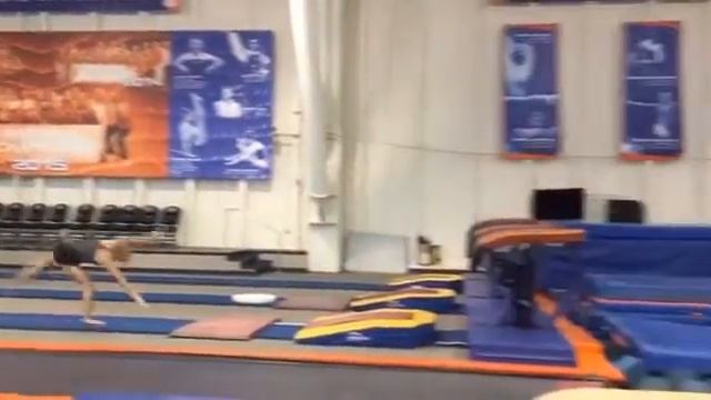 Юниорка Alex McMurtry осваивает прыжок "Юрченко 720"