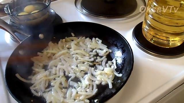Кальмары жареные с луком и яйцом. Squid fried with onion and egg.