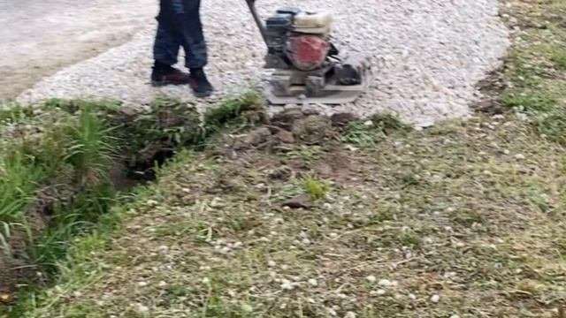 Заезд на участок с железной трубой и с щебнем