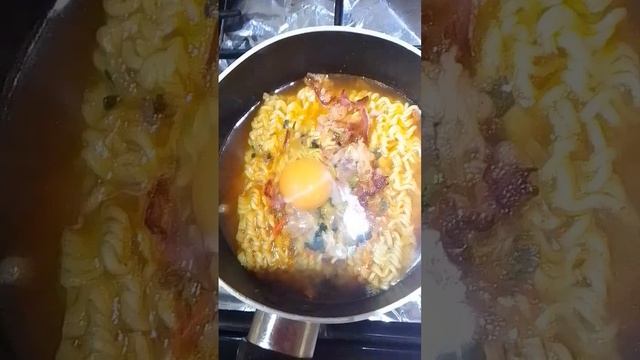 Рамен с беконом и яйцами