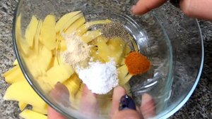 Курочка с картошкой. Как запечь сочную курочку в духовке целиком