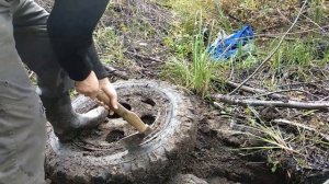 Быстрый способ снять резину с диска при помощи топора, не бортируя колесо. Коп металла!!