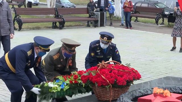 Возложение гирлянд к памятнику Погодаева
