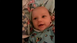 Малыш 2 месяца общается с мамой.