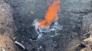 Вытаскиваю пластиковую трубу из бетона