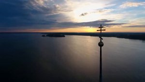 ТОЛПИЛИСЬ ЛЮДИ ВОЗЛЕ ВХОДА В РАЙ