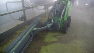 Мини-погрузчик FRONTMEN. Отвал для подталкивания корма 2000