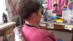 Короткая женская классическая стрижка машинкой.