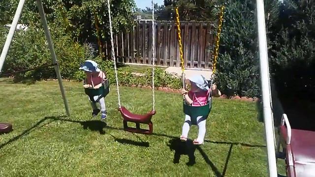 Бабушка и дедушка подарили качели. 1 год и 2 месяца(ровно). смотреть онлайн