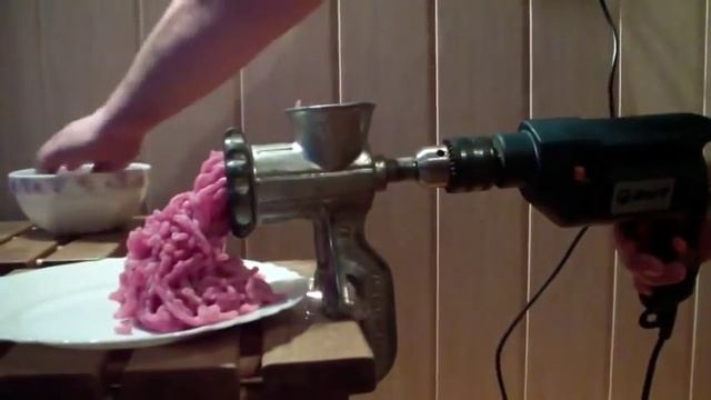 Что случиться если соединить дрель и мясорубку? смотреть онлайн