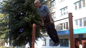 Дед на турнике
