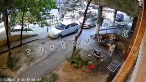 Видеокамера записала момент, когда мужчина пытался поймать падающую с четвертого этажа женщину