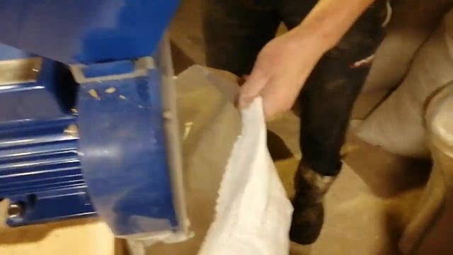 Зернодробилка Зубр в работе. смотреть онлайн