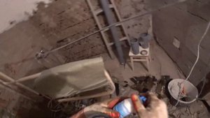 Как опустить канализационный Тройник не трогая соседей.                  Переход с чугуна на пласти