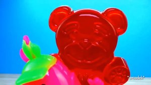 ЖЕЛЕЙНЫЙ МЕДВЕДЬ ВАЛЕРА ПРОДАЁТ КУКУРУЗУ