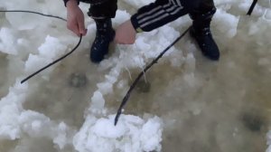Как протянуть веревку подо льдом