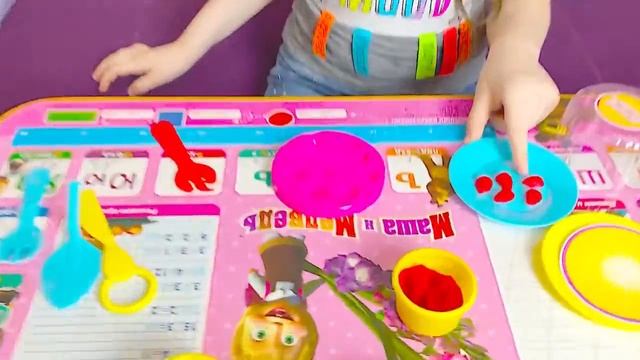 Настя лепит из пластилина тортик для Папы Как слепить из пластилина поделку смотреть онлайн