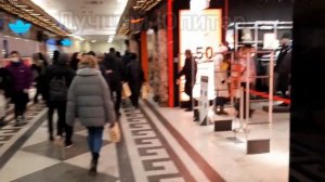 От Красной площади в Москве в метро через торговый центр под землёй Охотный ряд, завтра новый год
