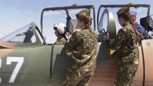 Девушки-курсанты авиаучилища на Кубани приступают к практическим занятиям на боевых самолетах